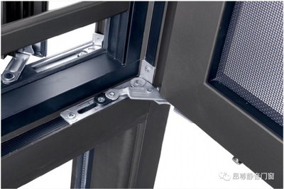 地震來襲時，門窗與空調設備 防護、風險與應對策略